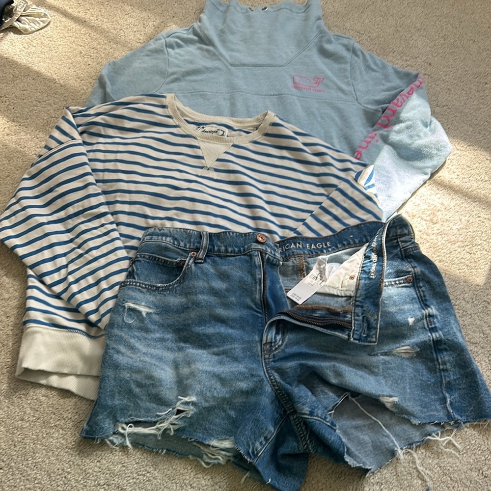 Cute bundle! AE shorts, top VV top